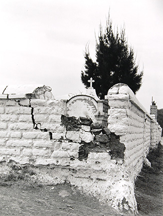Barda de Panteon [The Mausoleum Wall]