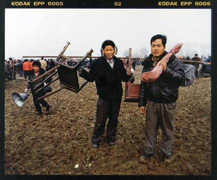 Kang Tongli (right) Age 35, from the 