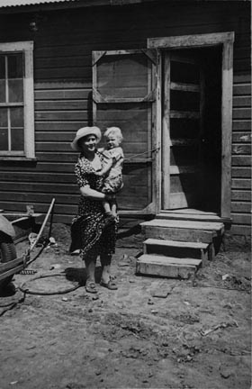 Typical Teutonic farm wife and child of Mills, New Mexico, area. Client for resettlement
