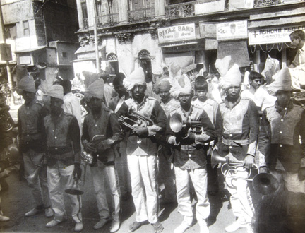 LL1077 (seven men in uniform holding instruments)